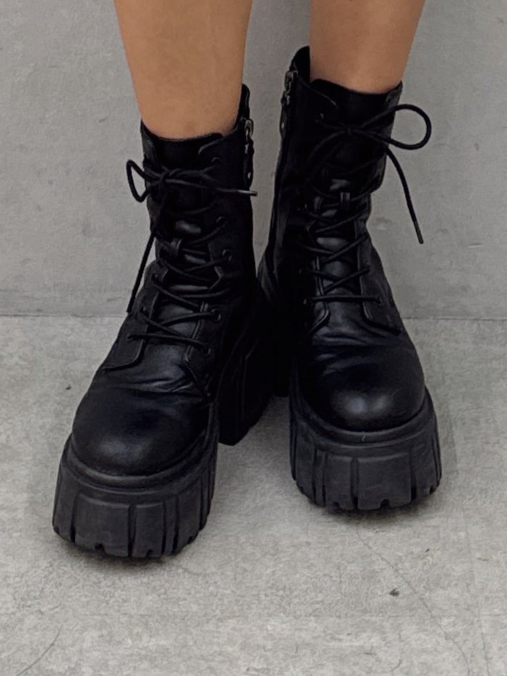 ベージュ系のスウェット、ブルー系のデニムスカート、ブラック系のブーツを着用したレディースの春コーディネートの7枚目の写真