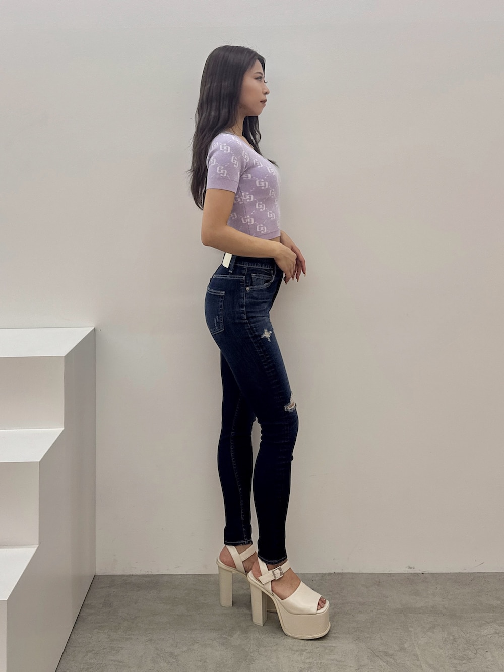 パープル系のTシャツ/カットソー、ブルー系のデニムパンツ、ホワイト系のサンダルを着用したレディースの春コーディネートの2枚目の写真