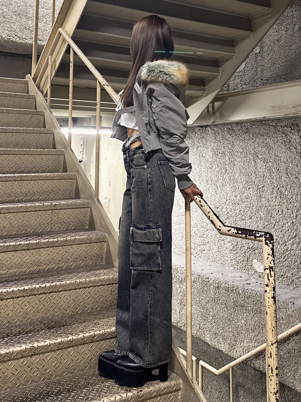 ホワイト系のTシャツ/カットソー、グレー系のブルゾン、ブルー系のデニムパンツを着用したレディースの秋コーディネートの3枚目の写真