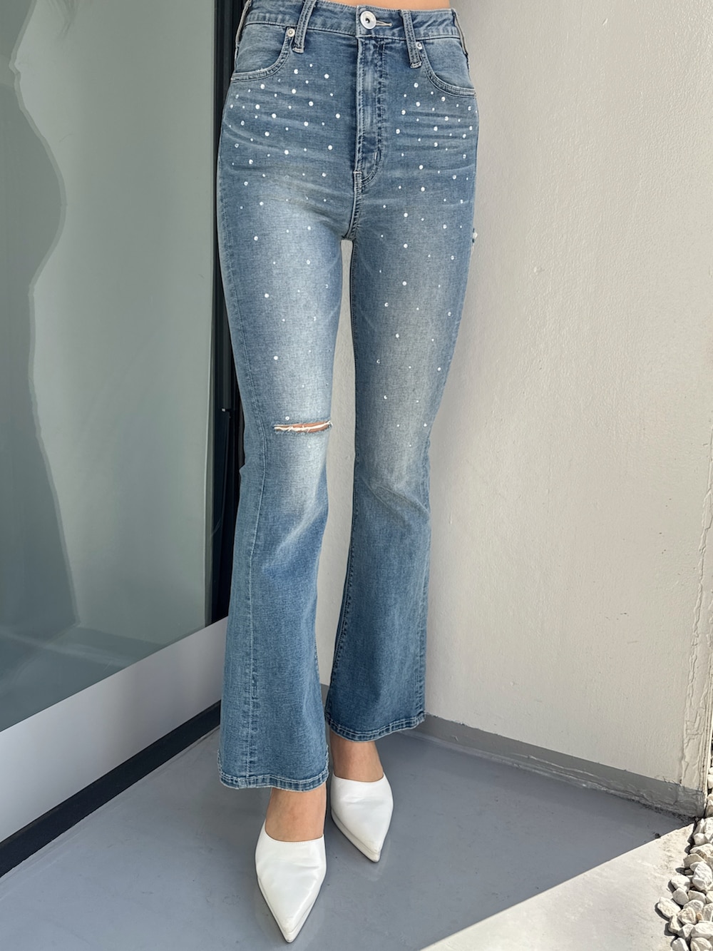 ブルー系のTシャツ/カットソー、ブルー系のデニムパンツ、ホワイト系のパンプスを着用したレディースの冬コーディネートの7枚目の写真