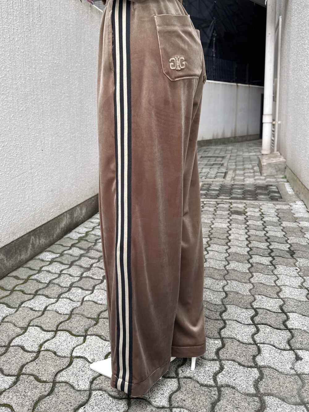 ベージュ系のブルゾン、ベージュ系のその他パンツ、ホワイト系のパンプスを着用したレディースの秋コーディネートの7枚目の写真