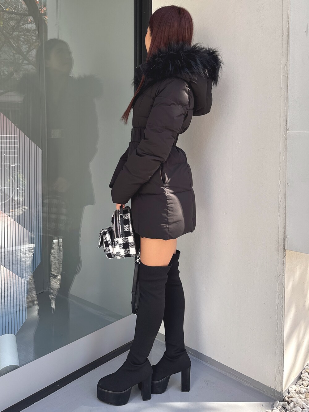 ブラック系のダウンジャケット/コート、その他のバックパック/リュック、ブラック系のブーツを着用したレディースの秋コーディネートの2枚目の写真