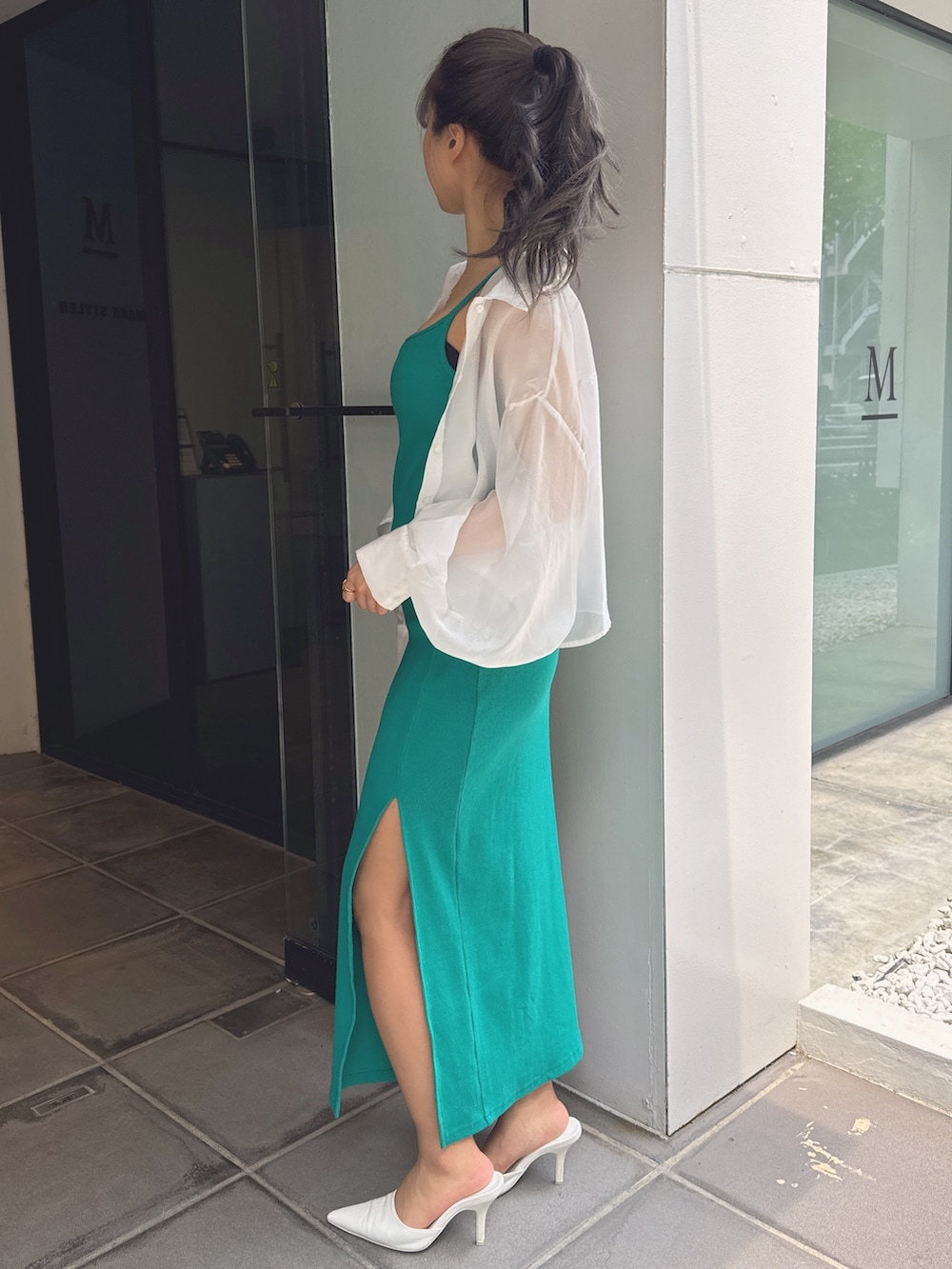グリーン系のワンピース、ホワイト系のパンプス、ホワイト系のシャツ/ブラウスを着用したレディースの夏コーディネートの3枚目の写真