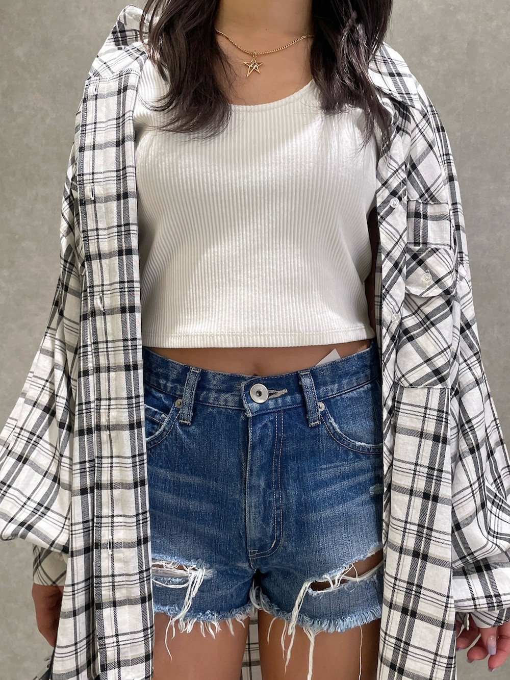 ブラック系のブーツ、ブルー系のデニムパンツ、ホワイト系のTシャツ/カットソーを着用したレディースの春コーディネートの6枚目の写真