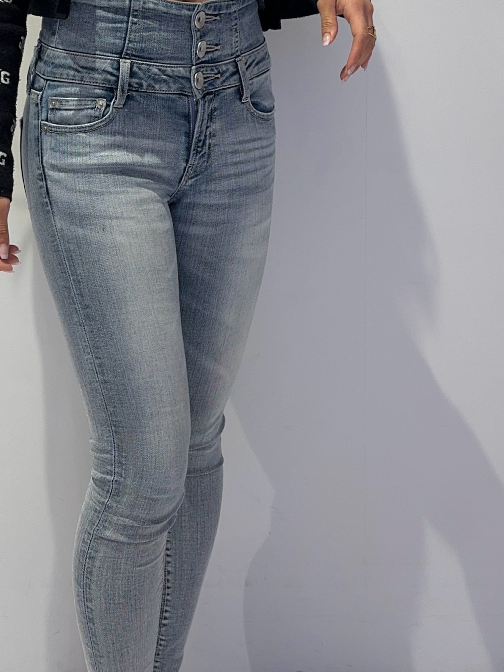 ベージュ系のテーラードジャケット、ブルー系のデニムパンツ、ホワイト系のパンプスを着用したレディースの春コーディネートの8枚目の写真