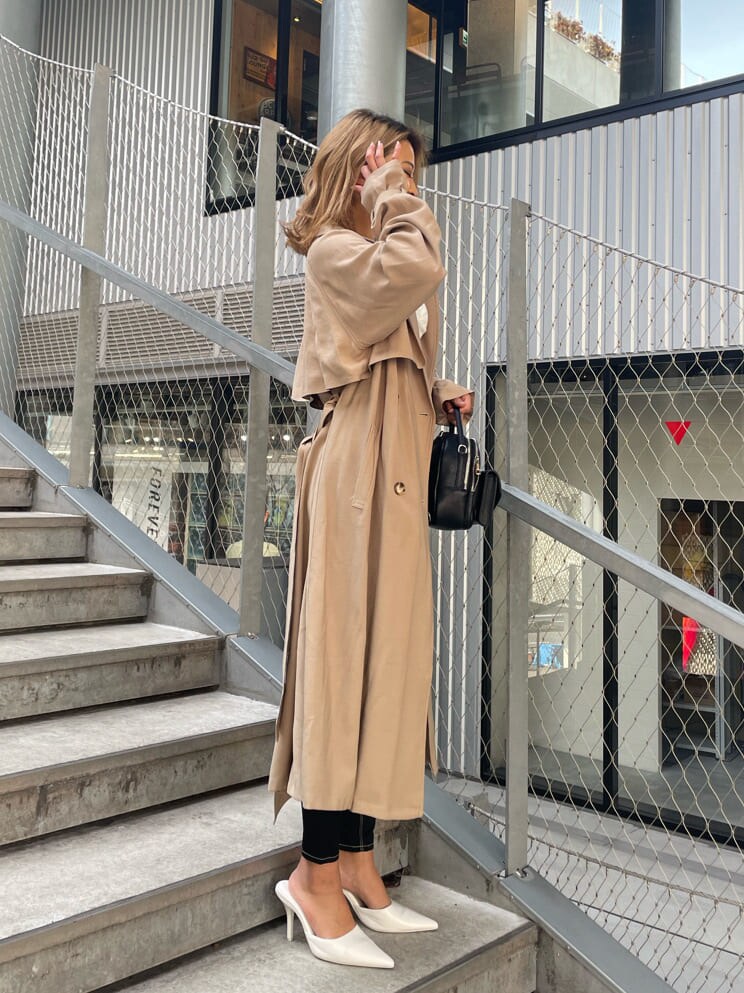 ホワイト系のパンプス、ホワイト系のチューブトップ、ブラック系のデニムパンツを着用したレディースの春コーディネートの5枚目の写真