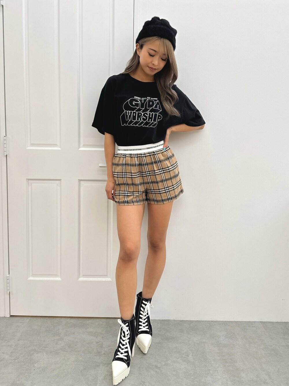 ブラック系のTシャツ/カットソー、ベージュ系のその他パンツ、ブラック系のブーツを着用したレディースの夏コーディネートの2枚目の写真