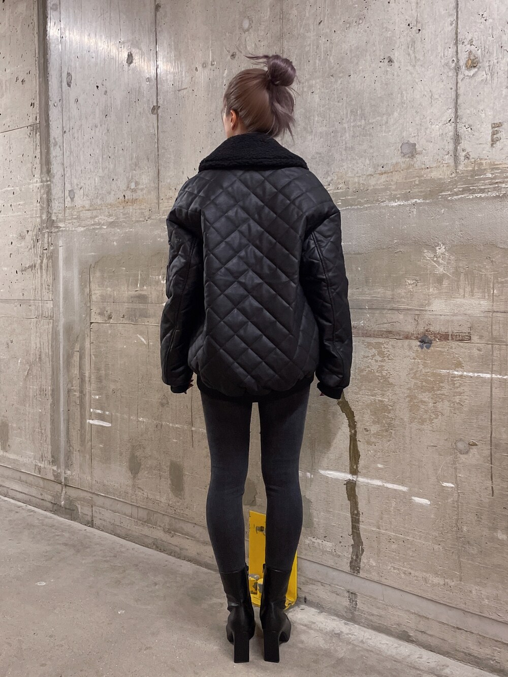 ブラック系のブルゾン、その他のニット/セーター、ブラック系のデニムパンツを着用したレディースの秋コーディネートの4枚目の写真