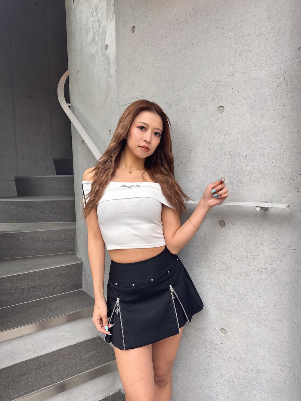 ホワイト系のTシャツ/カットソー、ブラック系のスカート、ブラック系のサンダルを着用したレディースの春コーディネートの6枚目の写真