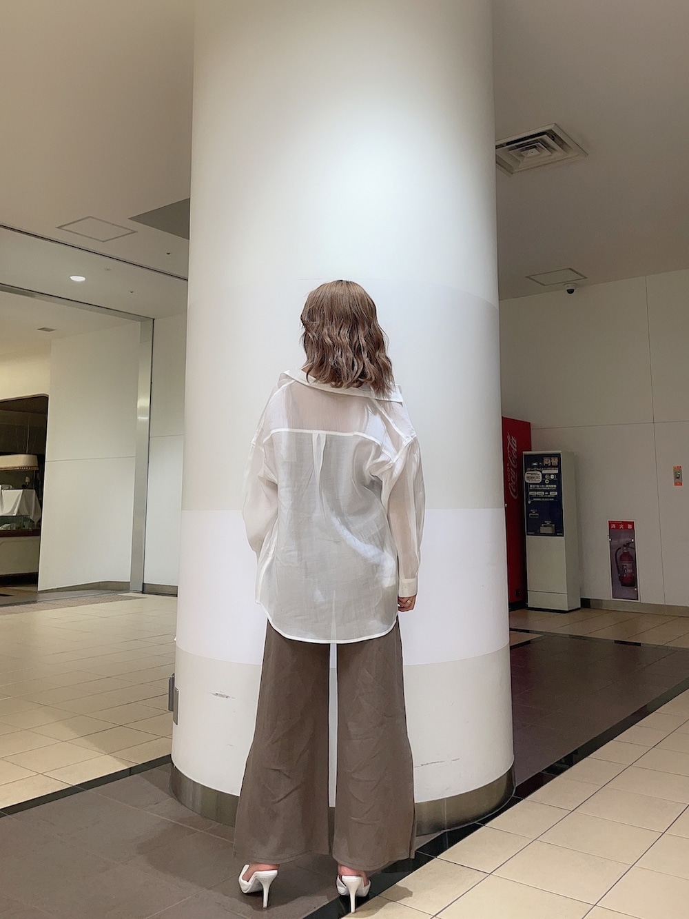 ホワイト系のシャツ/ブラウス、ベージュ系のつなぎ/オールインワン、ホワイト系のパンプスを着用したレディースの春コーディネートの3枚目の写真