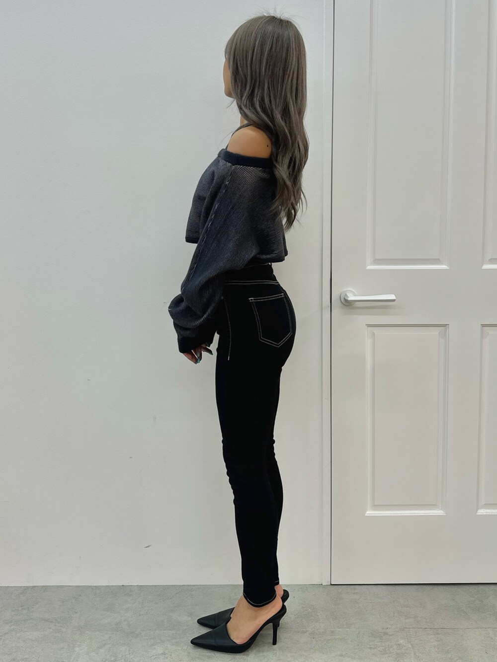 その他のアンサンブル、ブラック系のデニムパンツ、ブラック系のパンプスを着用したレディースの秋コーディネートの2枚目の写真