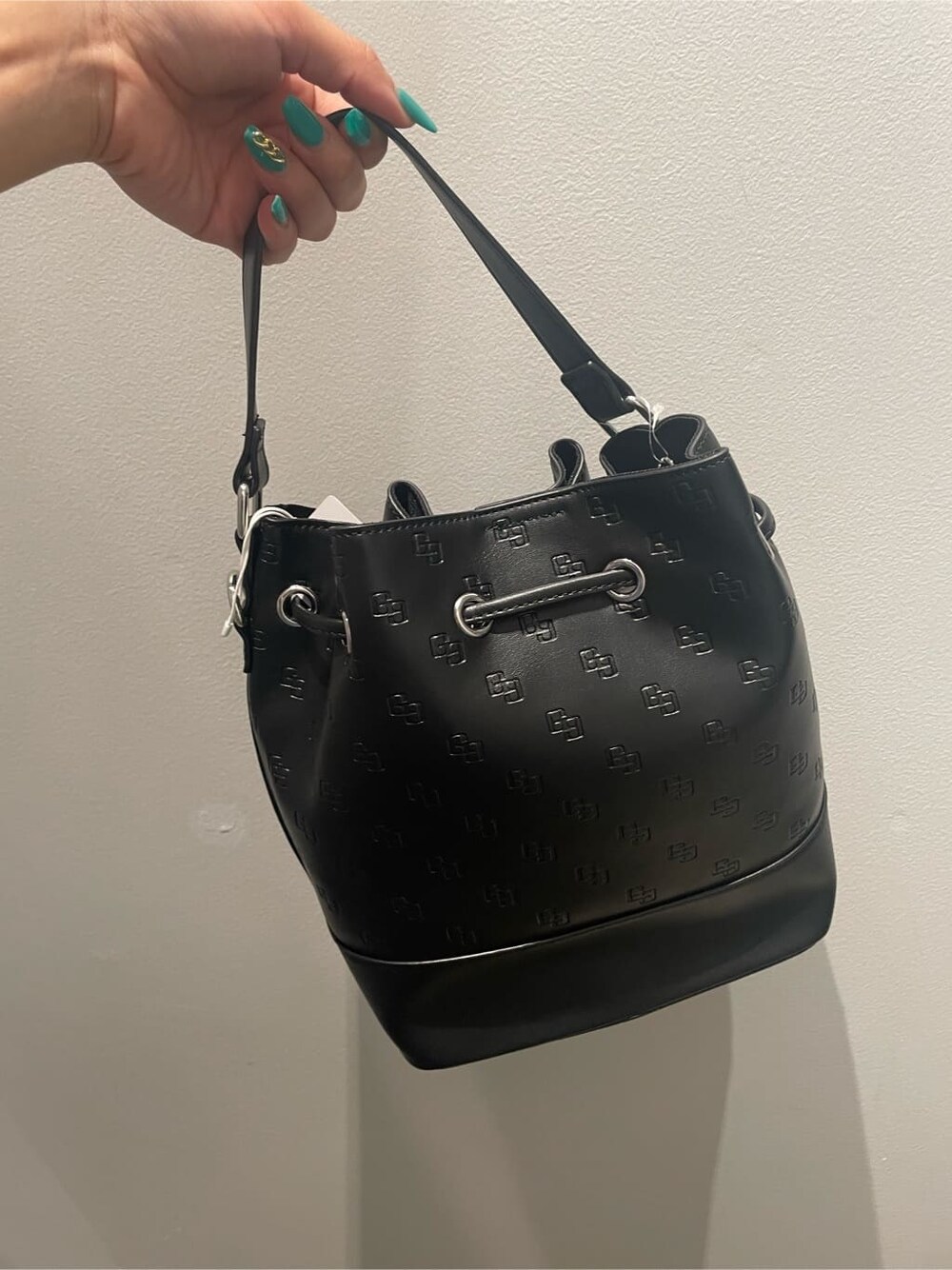 ホワイト系のシャツ/ブラウス、ブルー系のワンピースを着用したレディースの夏コーディネートの7枚目の写真