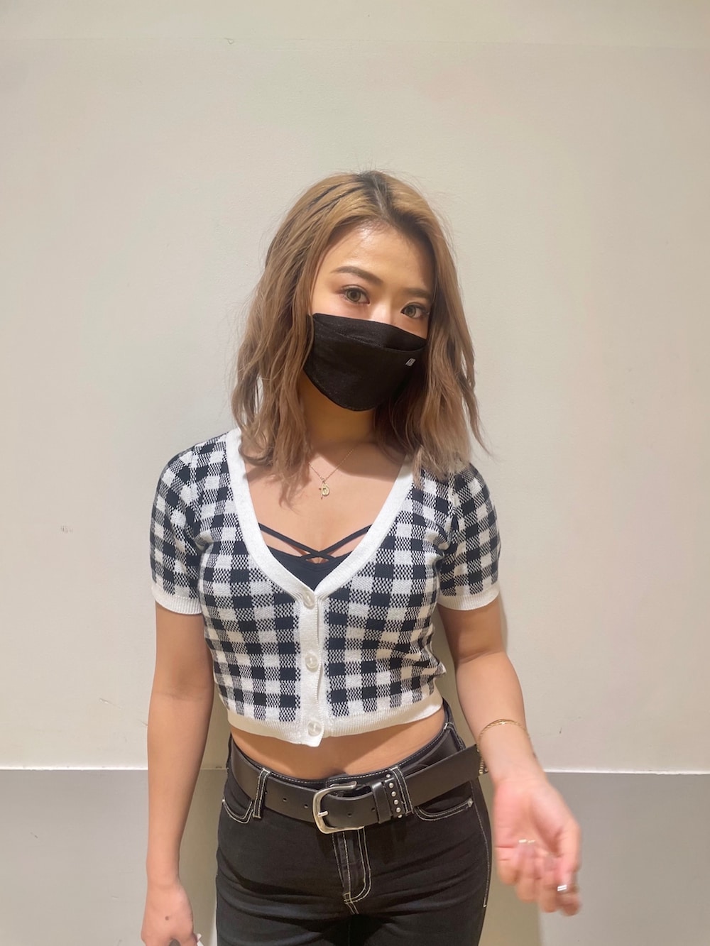 ホワイト系のハンドバッグ、ブラック系のデニムパンツ、ブラック系のカーディガン/ボレロを着用したレディースの春コーディネートの4枚目の写真