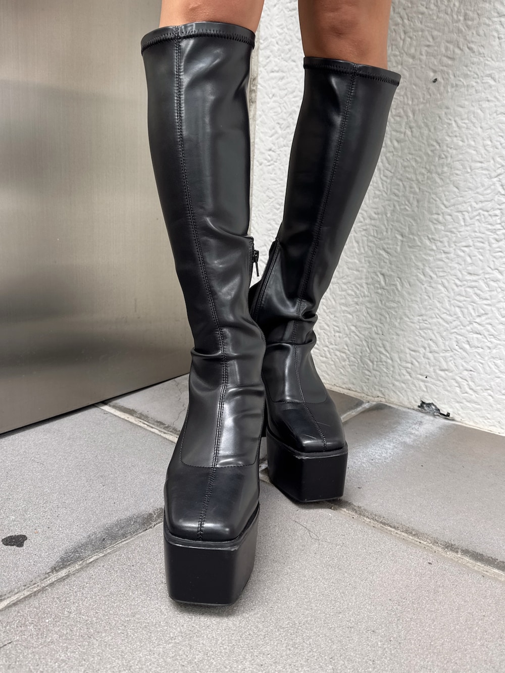 ブラック系のTシャツ/カットソー、レッド系のブルゾン、レッド系のスカートを着用したレディースの秋コーディネートの7枚目の写真