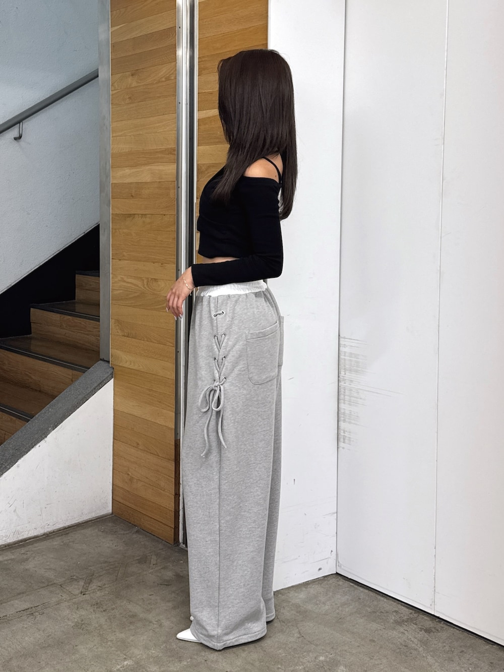 ブラック系のTシャツ/カットソー、グレー系のその他パンツ、ホワイト系のパンプスを着用したレディースの秋コーディネートの2枚目の写真