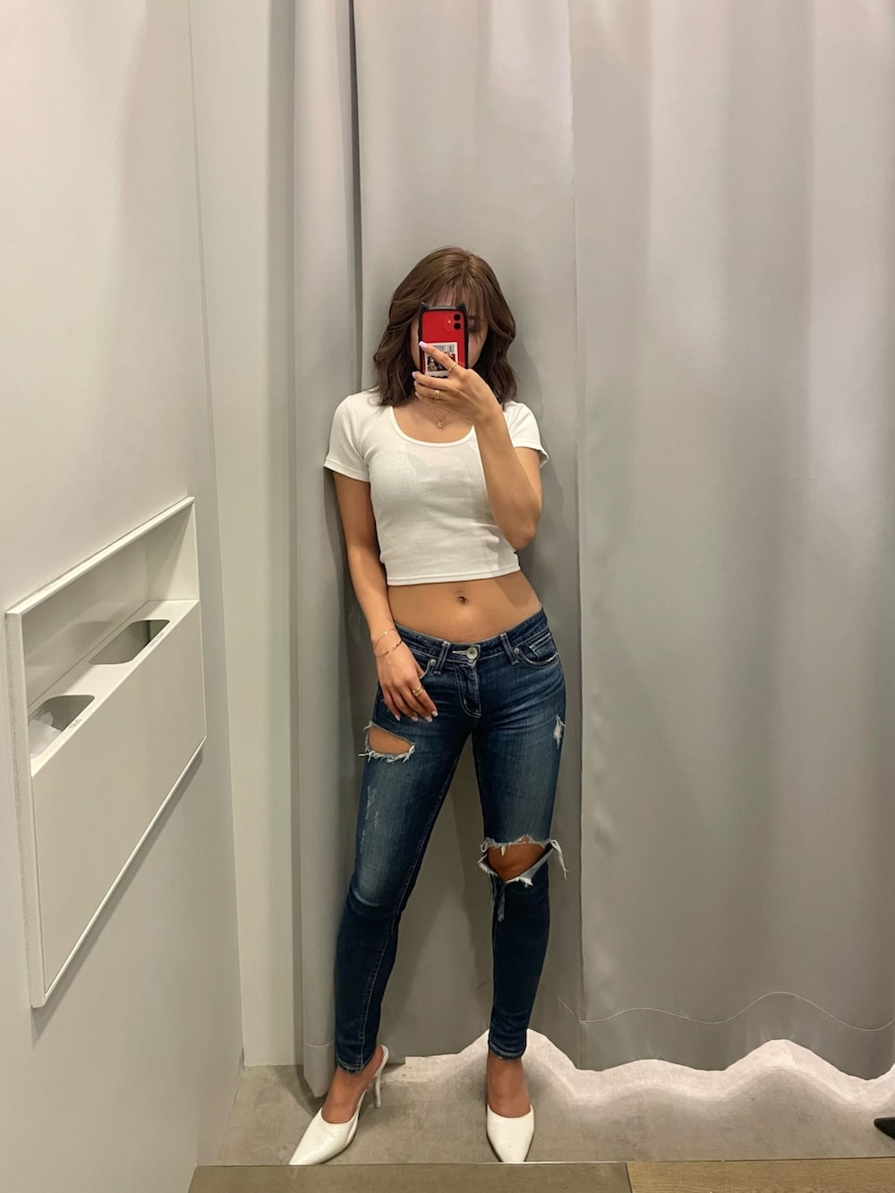 ホワイト系のTシャツ/カットソー、ブルー系のデニムパンツを着用したレディースの春コーディネートの4枚目の写真