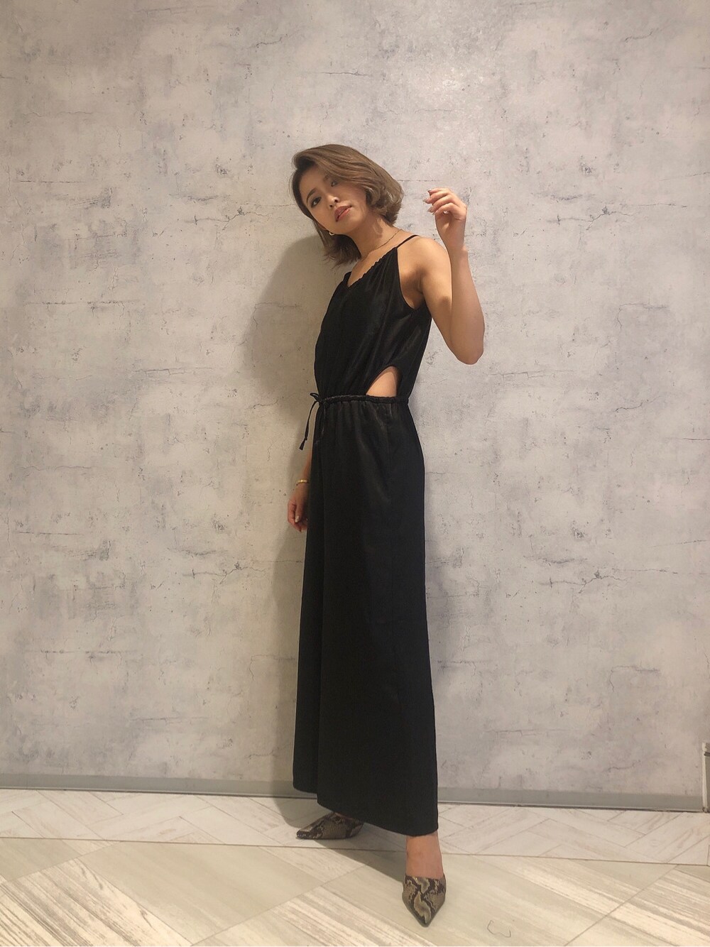ブラック系のつなぎ/オールインワンを着用したレディースの夏コーディネートの3枚目の写真