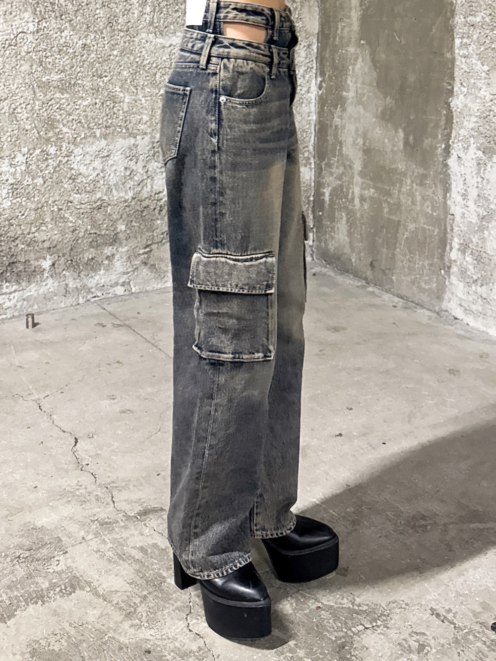 ホワイト系のTシャツ/カットソー、グレー系のブルゾン、ブルー系のデニムパンツを着用したレディースの秋コーディネートの9枚目の写真