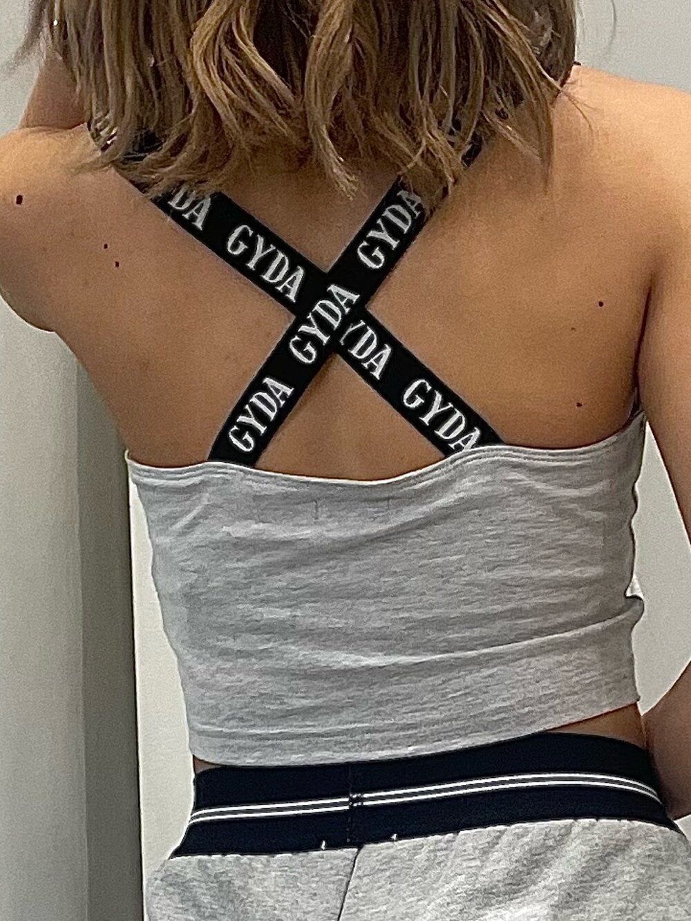 グレー系のキャミソール、グレー系のその他パンツ、ホワイト系のパンプスを着用したレディースの春コーディネートの6枚目の写真