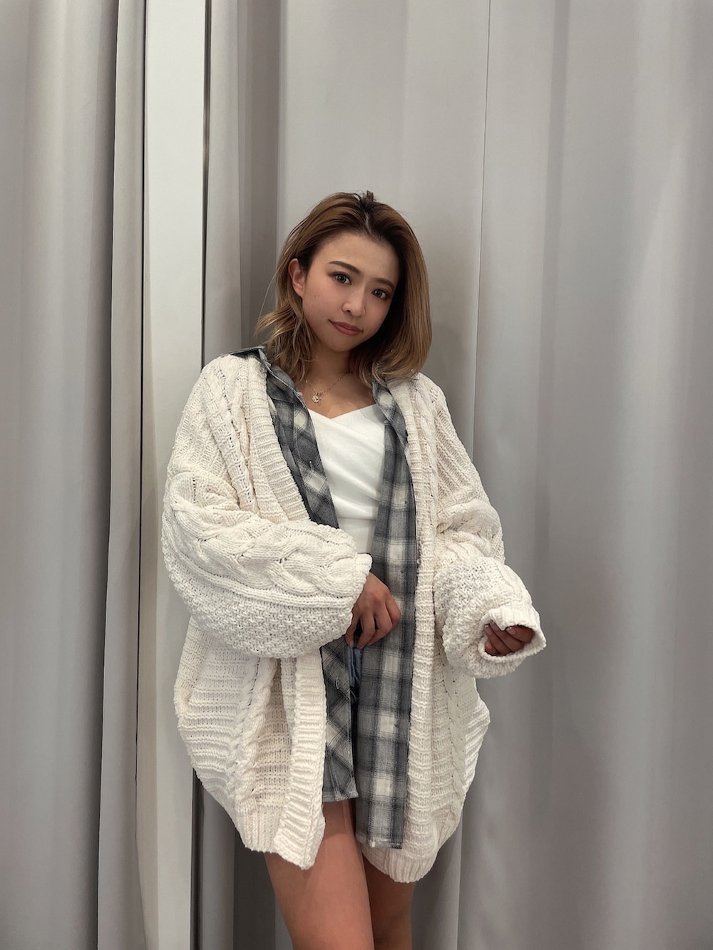 ホワイト系のカーディガン/ボレロ、ホワイト系のTシャツ/カットソー、ブルー系のデニムパンツを着用したレディースの春コーディネートの5枚目の写真