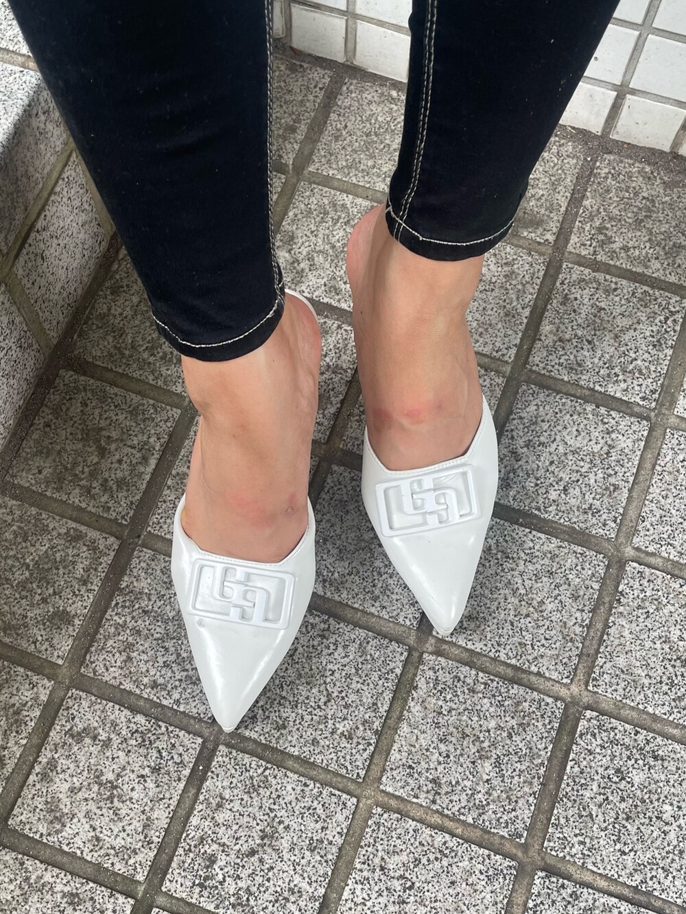 ブラック系のデニムパンツ、ホワイト系のシャツ/ブラウス、ブラック系のタンクトップを着用したレディースの夏コーディネートの8枚目の写真