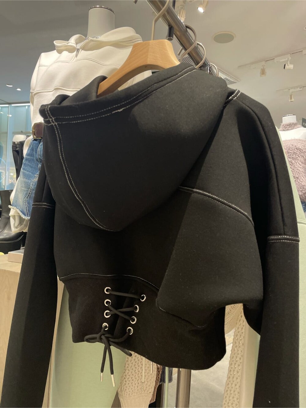 ブルー系のデニムパンツ、ブラック系のパーカーを着用したレディースの冬コーディネートの3枚目の写真