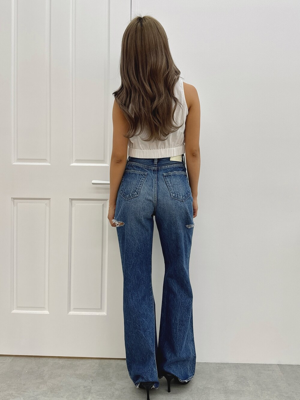 ホワイト系のシャツ/ブラウス、ブルー系のデニムパンツ、ブラック系のパンプスを着用したレディースの夏コーディネートの3枚目の写真