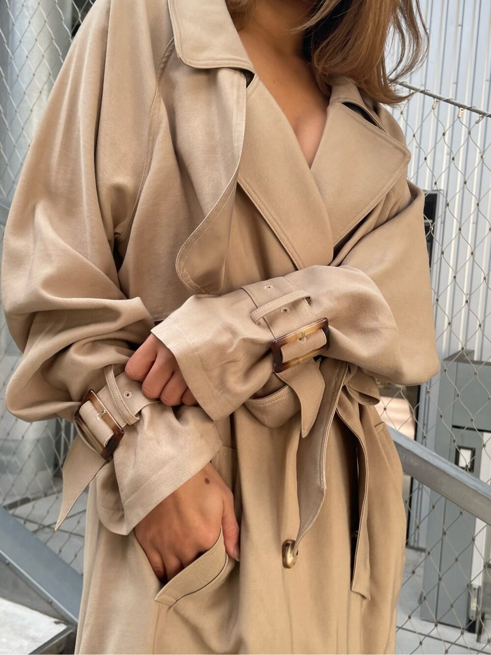 ホワイト系のパンプス、ホワイト系のチューブトップ、ブラック系のデニムパンツを着用したレディースの春コーディネートの8枚目の写真