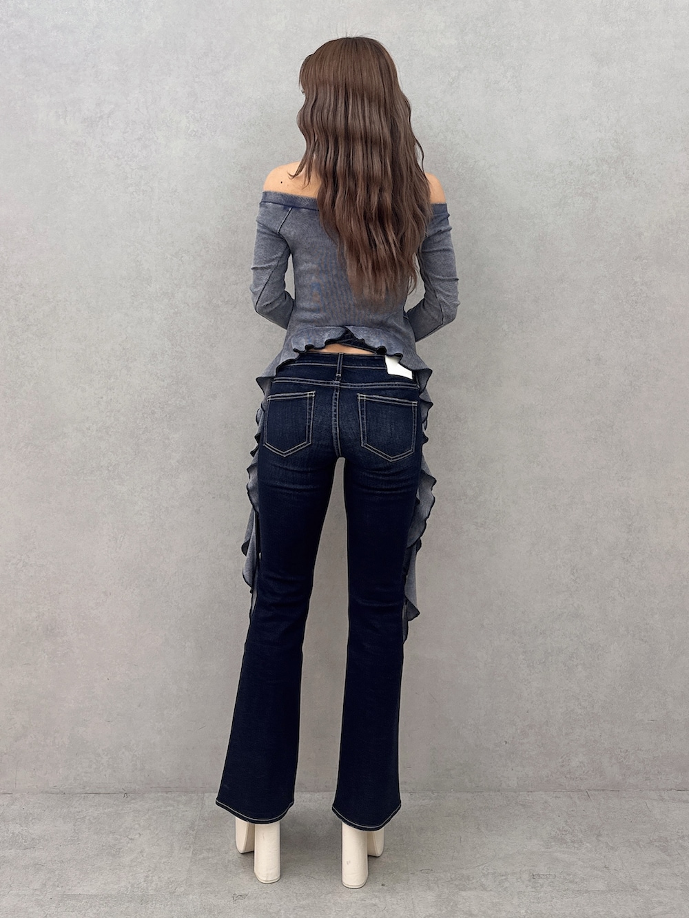 ブルー系のTシャツ/カットソー、ブルー系のデニムパンツ、ホワイト系のサンダルを着用したレディースの春コーディネートの4枚目の写真