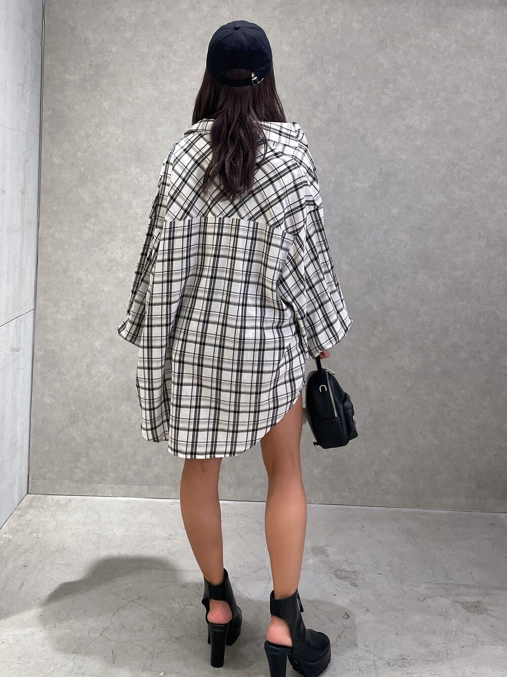 ブラック系のブーツ、ブルー系のデニムパンツ、ホワイト系のTシャツ/カットソーを着用したレディースの春コーディネートの3枚目の写真