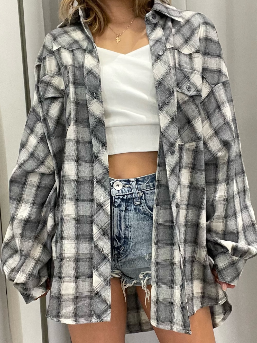 ホワイト系のカーディガン/ボレロ、ホワイト系のTシャツ/カットソー、ブルー系のデニムパンツを着用したレディースの春コーディネートの9枚目の写真