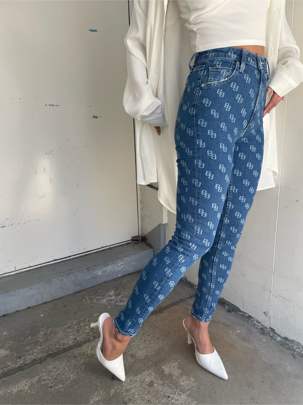 ホワイト系のパンプス、ホワイト系のキャミソール、ホワイト系のシャツ/ブラウスを着用したレディースの春コーディネートの8枚目の写真