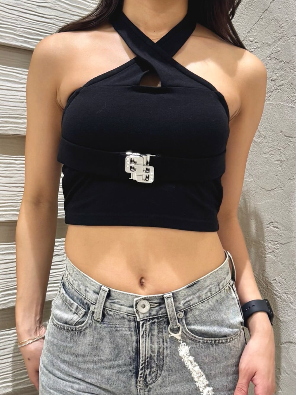ブラック系のサンダル、ブルー系のデニムパンツ、ブラック系のチューブトップを着用したレディースの夏コーディネートの4枚目の写真