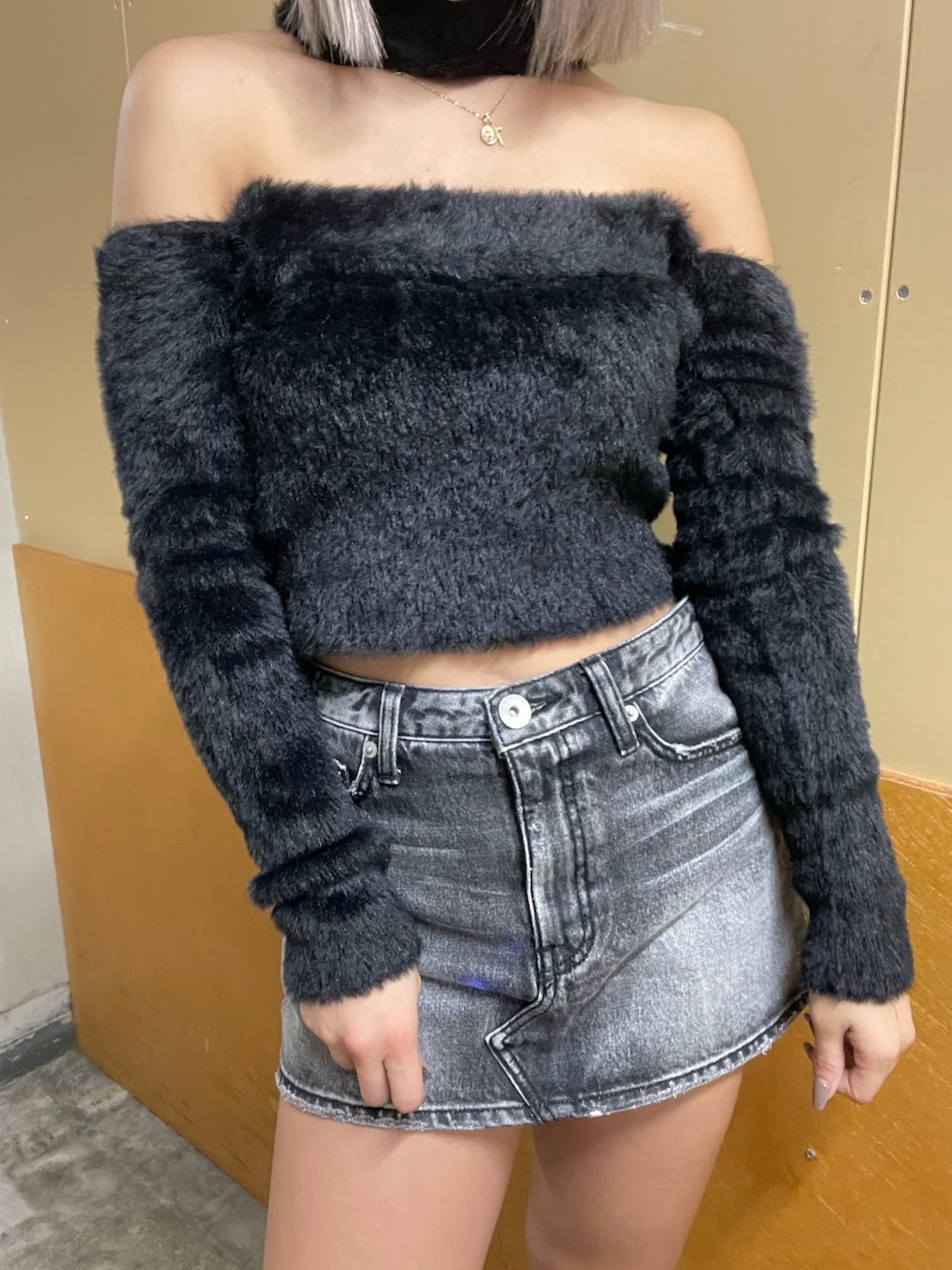 ブラック系のダウンジャケット/コート、ブラック系のニット/セーター、ブラック系のデニムパンツを着用したレディースの秋コーディネートの6枚目の写真