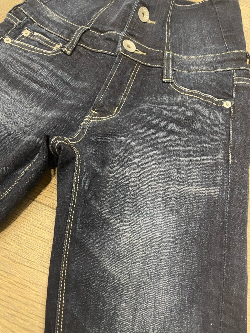 ブルー系のパンツ、ホワイト系のニット/セーター、ブラック系のブーツを着用したレディースの秋コーディネートの6枚目の写真