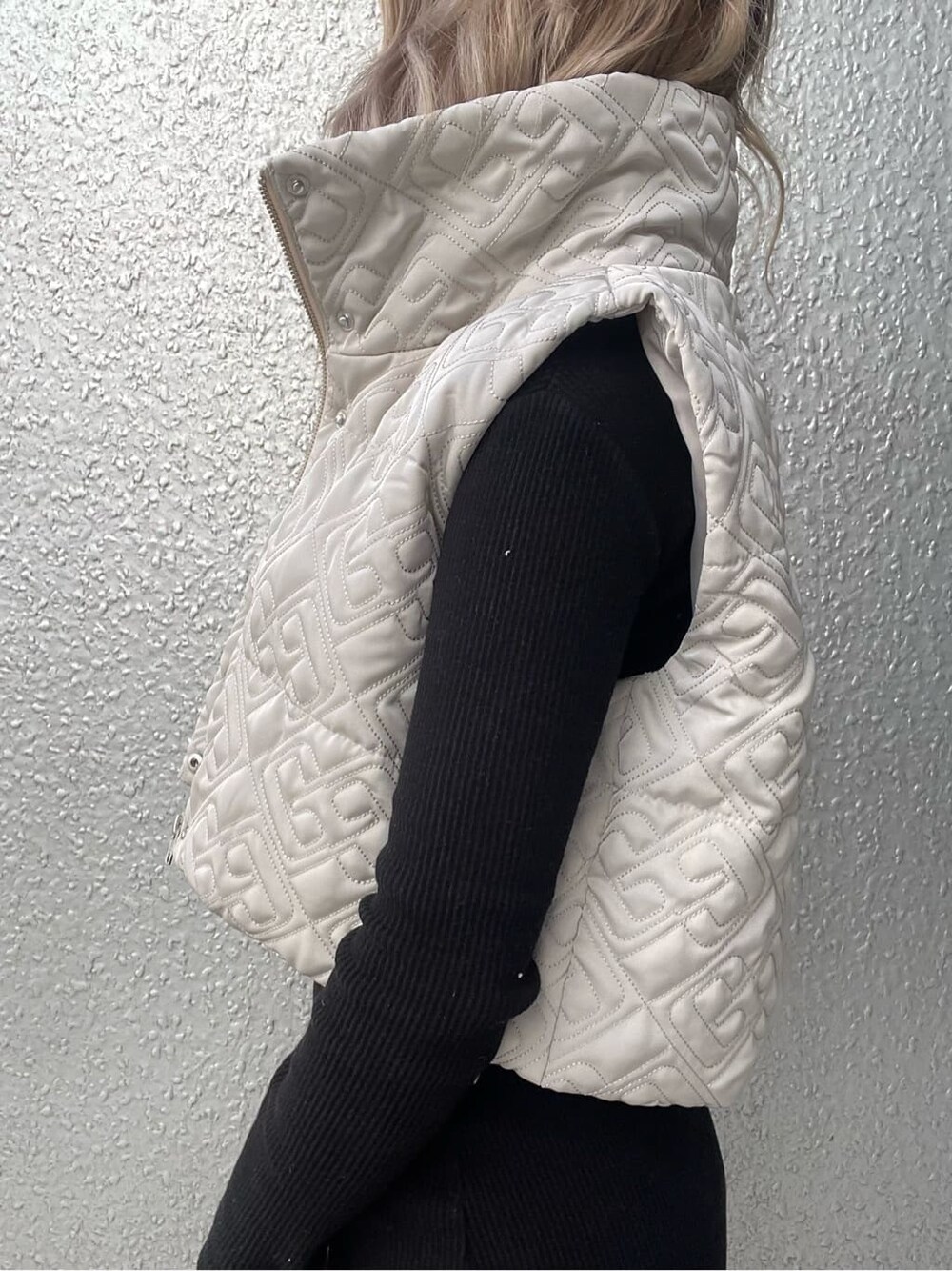 ブラック系のハンドバッグ、ブラック系のワンピース、ブラック系のブーツを着用したレディースの秋コーディネートの6枚目の写真