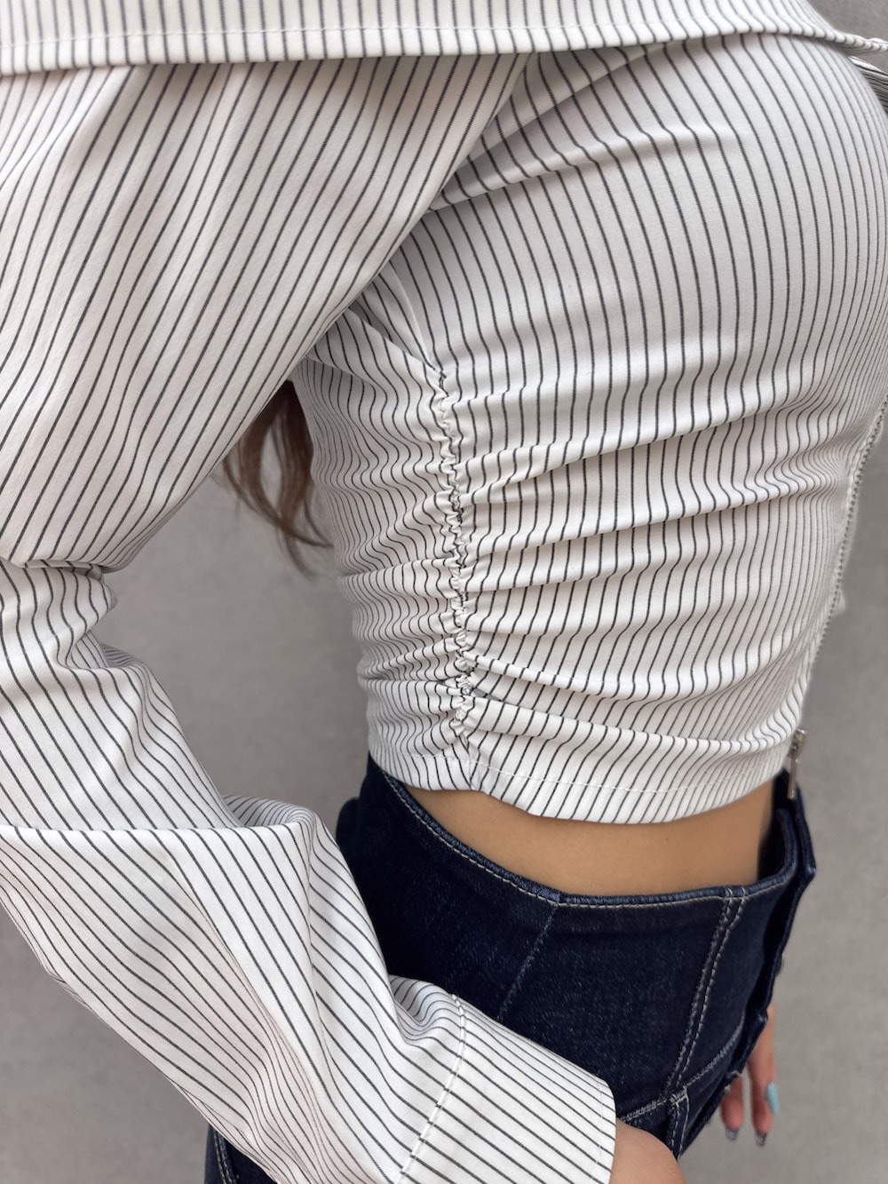 ホワイト系のシャツ/ブラウス、ブルー系のデニムパンツ、ブラック系のパンプスを着用したレディースの春コーディネートの7枚目の写真