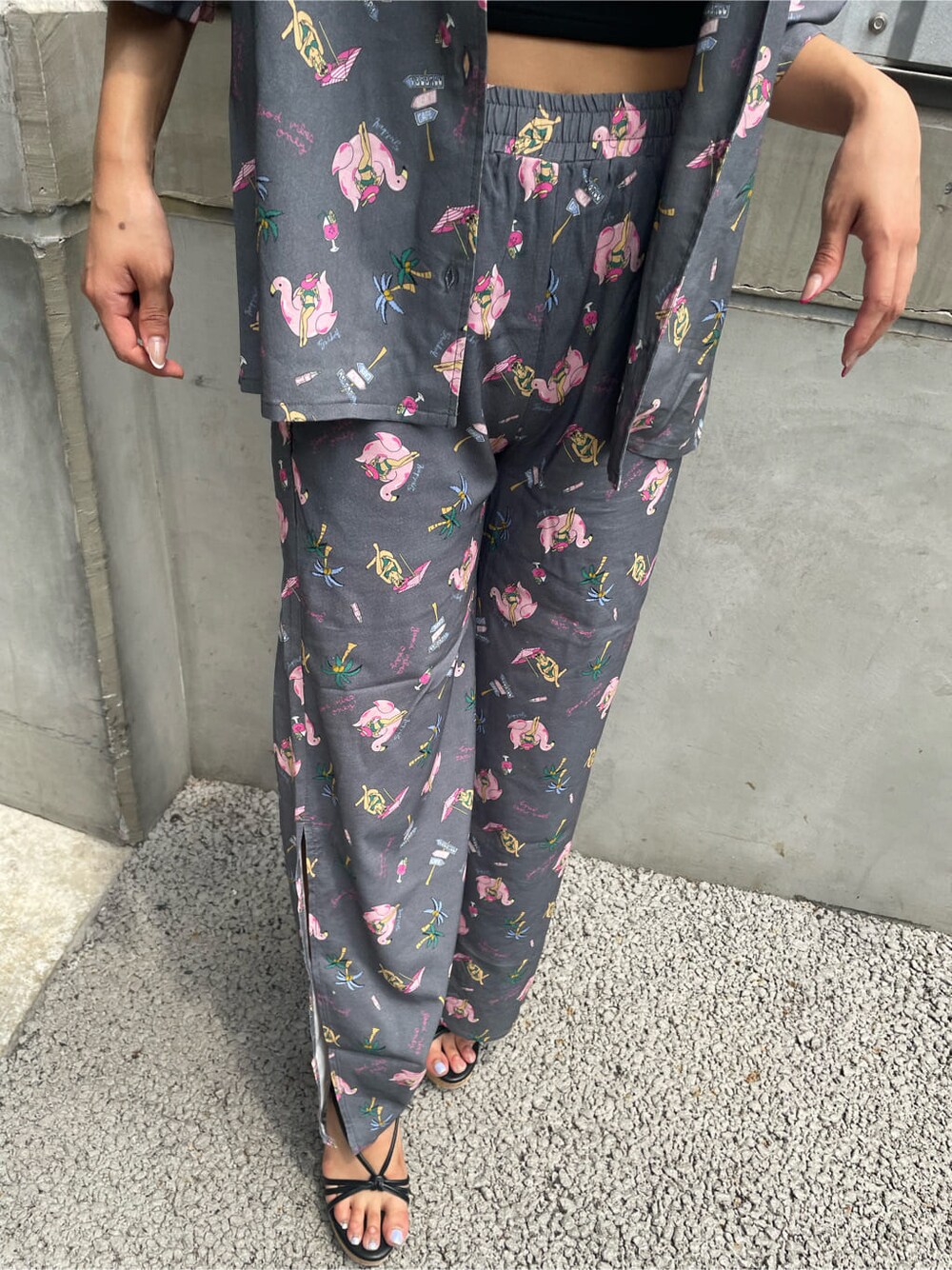 グレー系のシャツ/ブラウス、グレー系のその他パンツ、ブラック系のサンダルを着用したレディースの夏コーディネートの7枚目の写真