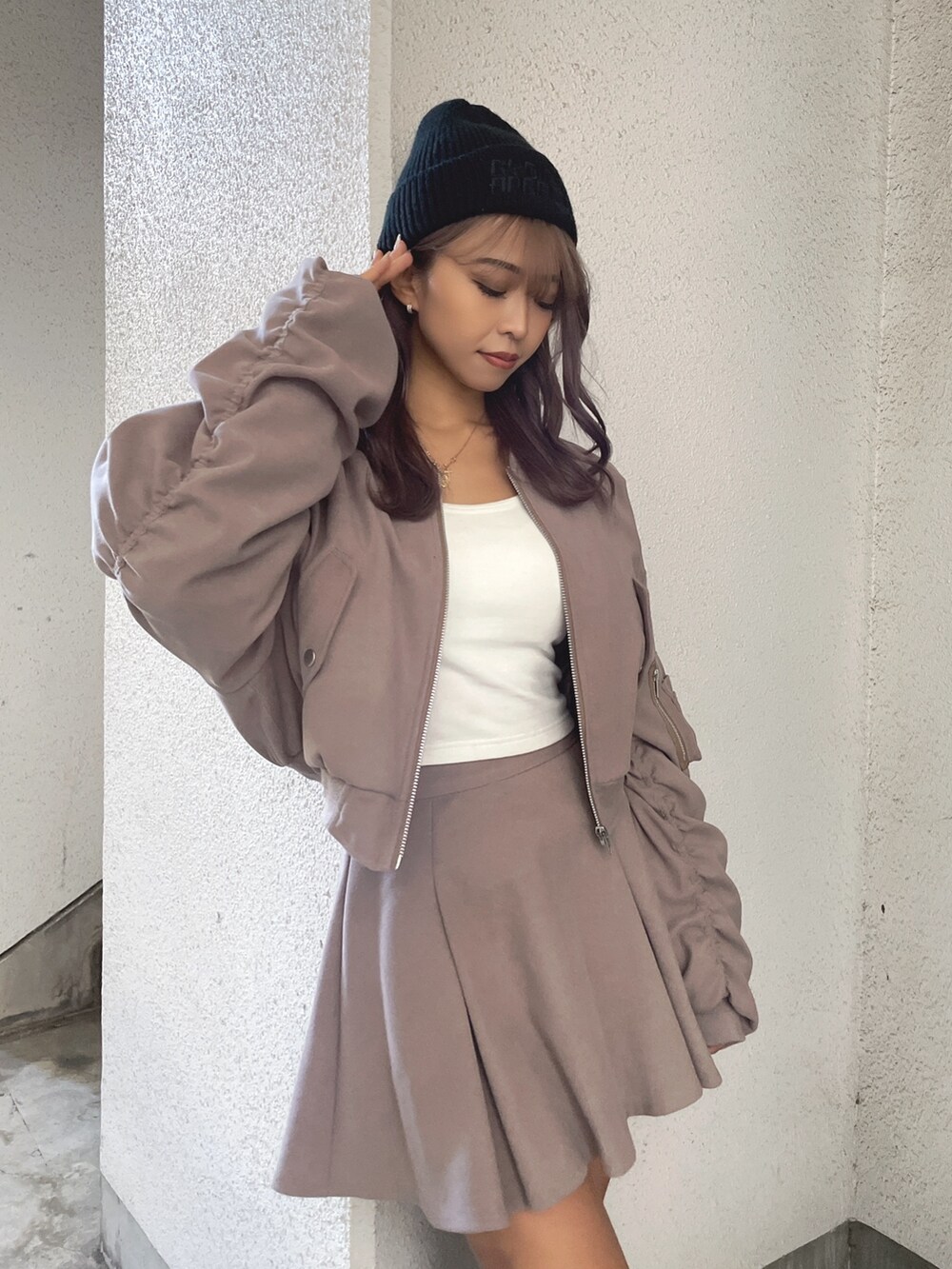 ベージュ系のブルゾン、ベージュ系のスカート、ホワイト系のTシャツ/カットソーを着用したレディースの冬コーディネートの5枚目の写真