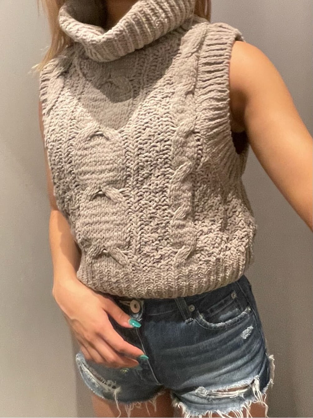 ブルー系のデニムパンツ、ベージュ系のニット/セーターを着用したレディースの夏コーディネートの3枚目の写真