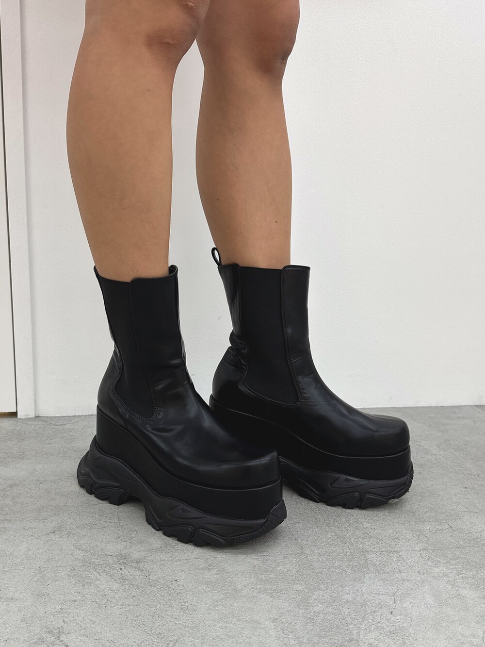 ベージュ系のその他パンツ、ベージュ系のシャツ/ブラウス、ブラック系のキャミソールを着用したレディースの夏コーディネートの6枚目の写真