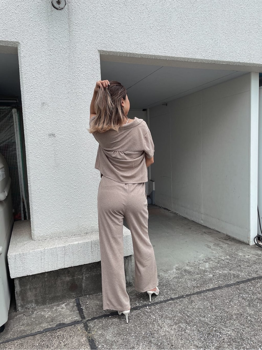 ホワイト系のキャミソール、ホワイト系のパンプス、ゴールド系のブレスレットを着用したレディースの夏コーディネートの5枚目の写真