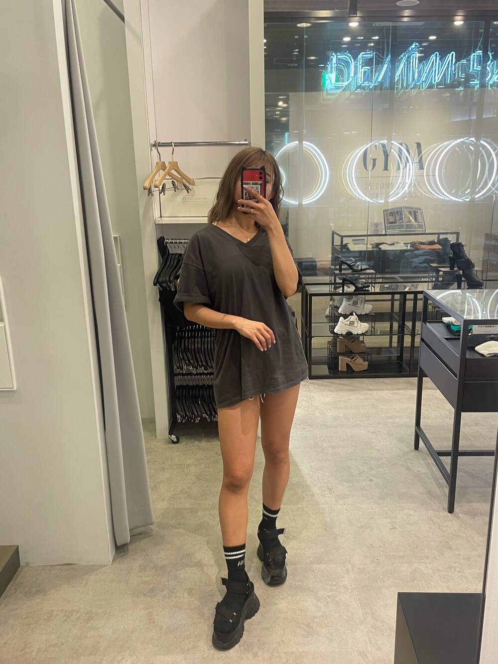 グレー系のTシャツ/カットソー、ブルー系のデニムパンツ、ブラック系のサンダルを着用したレディースの春コーディネートの2枚目の写真