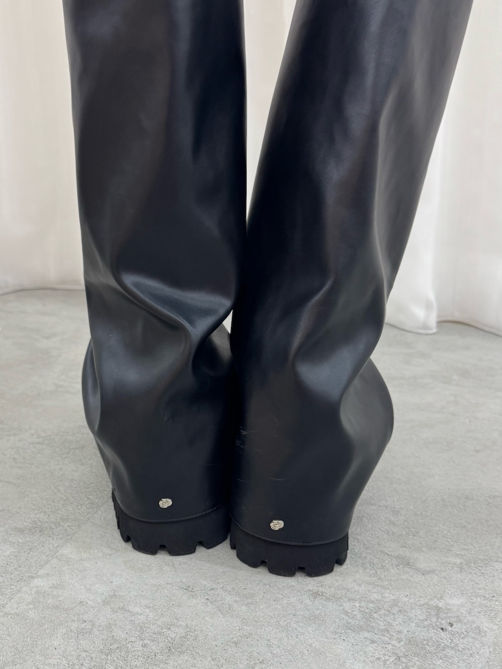 ブラック系のブーツ、ブラック系のブーツ、ホワイト系のニット/セーターを着用したレディースの秋コーディネートの7枚目の写真