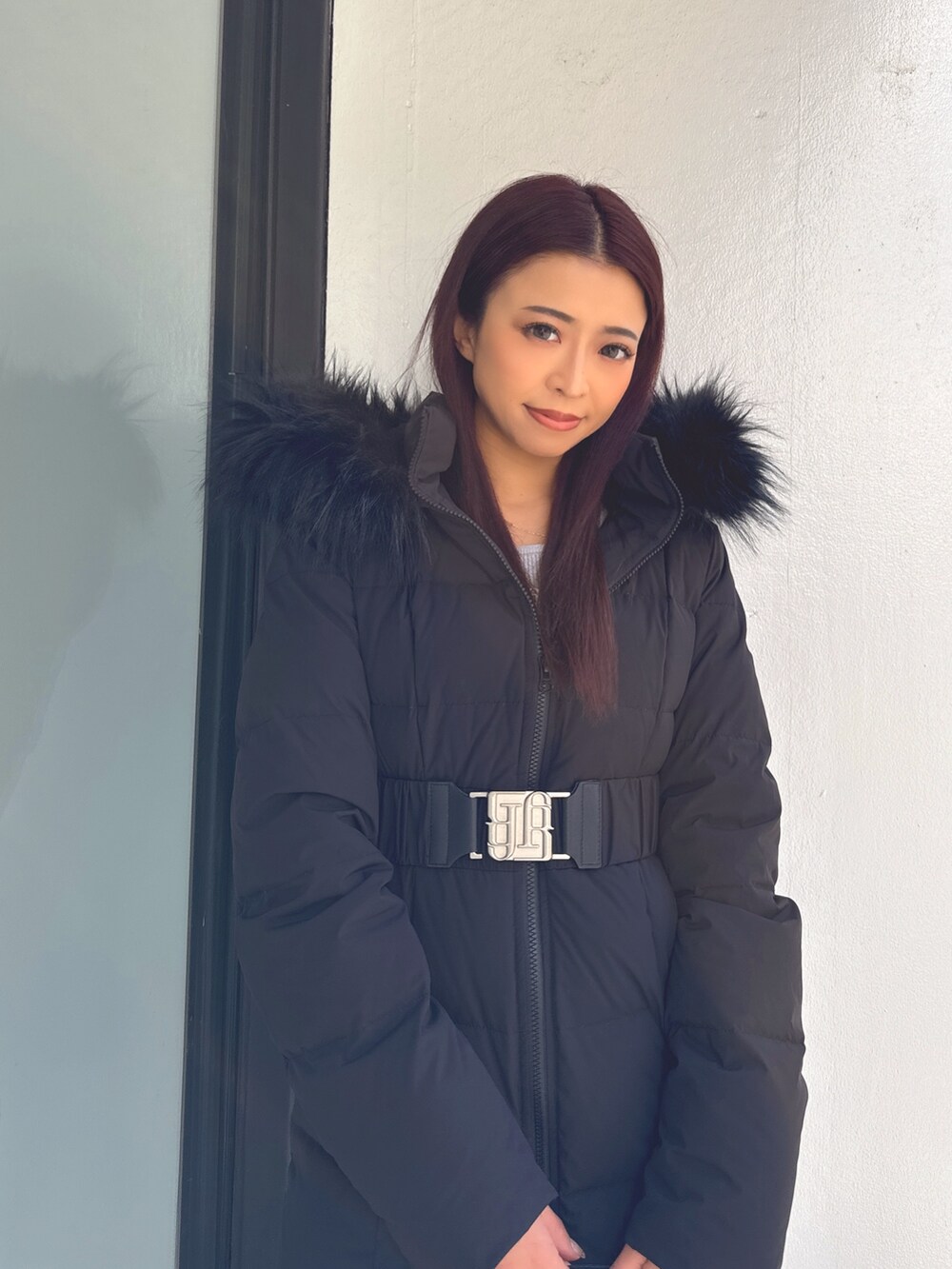 ブラック系のダウンジャケット/コート、その他のバックパック/リュック、ブラック系のブーツを着用したレディースの秋コーディネートの4枚目の写真