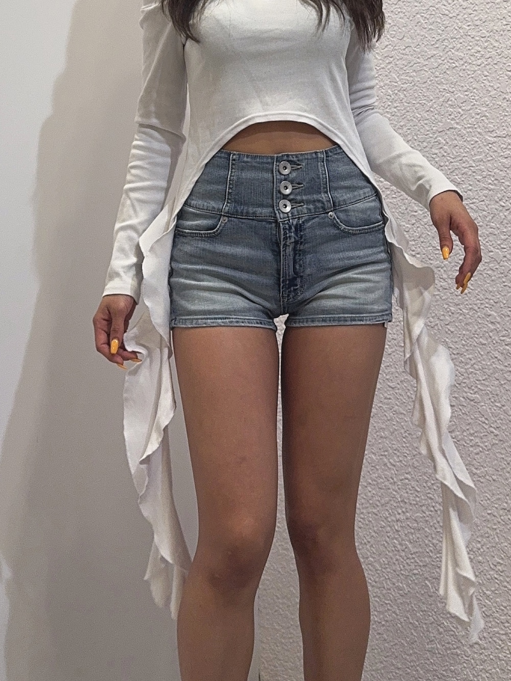 ホワイト系のTシャツ/カットソー、ブルー系のデニムパンツ、ブラック系のサンダルを着用したレディースの春コーディネートの5枚目の写真