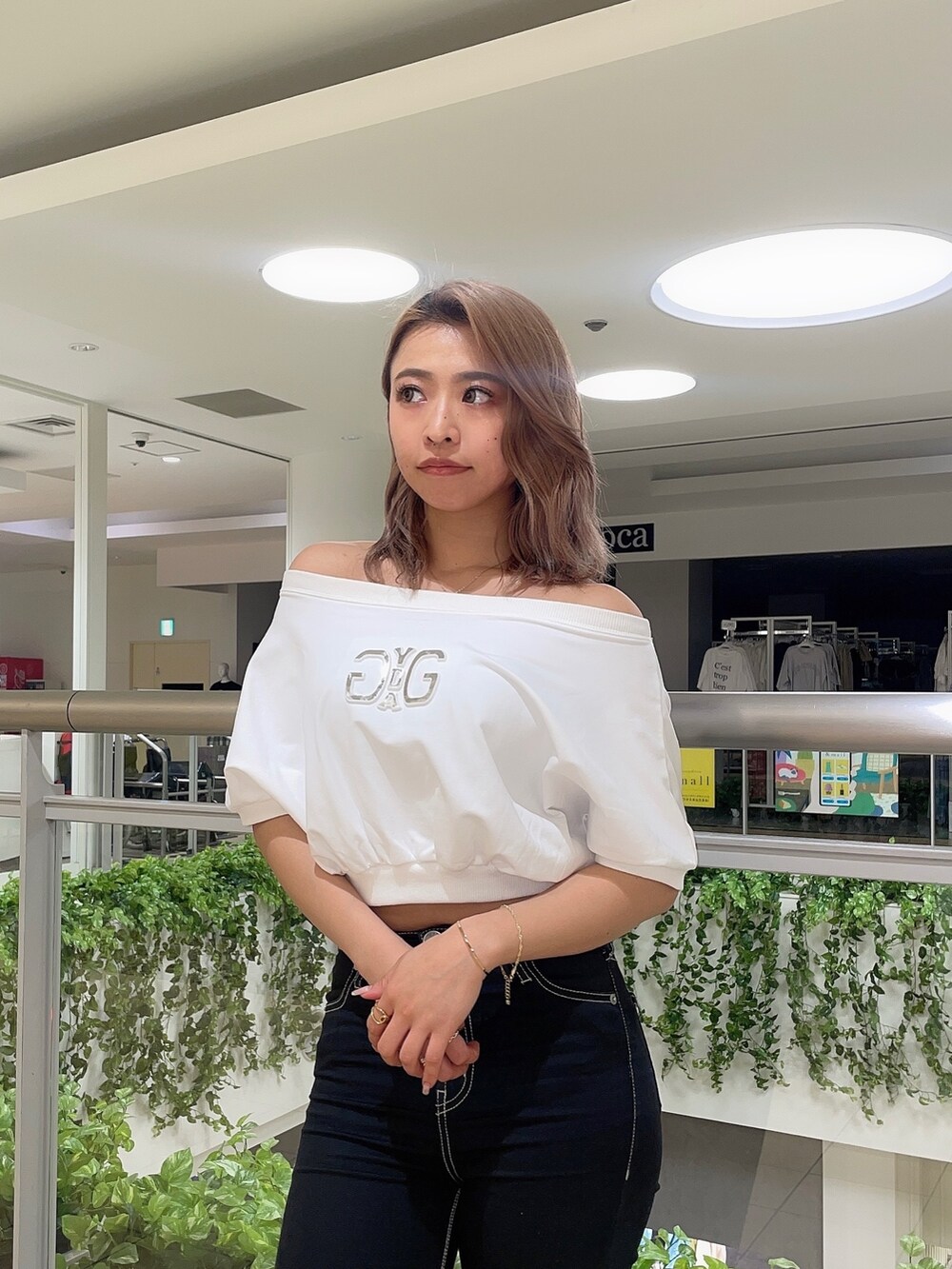 ホワイト系のTシャツ/カットソー、ブラック系のデニムパンツ、ホワイト系のパンプスを着用したレディースの春コーディネートの4枚目の写真