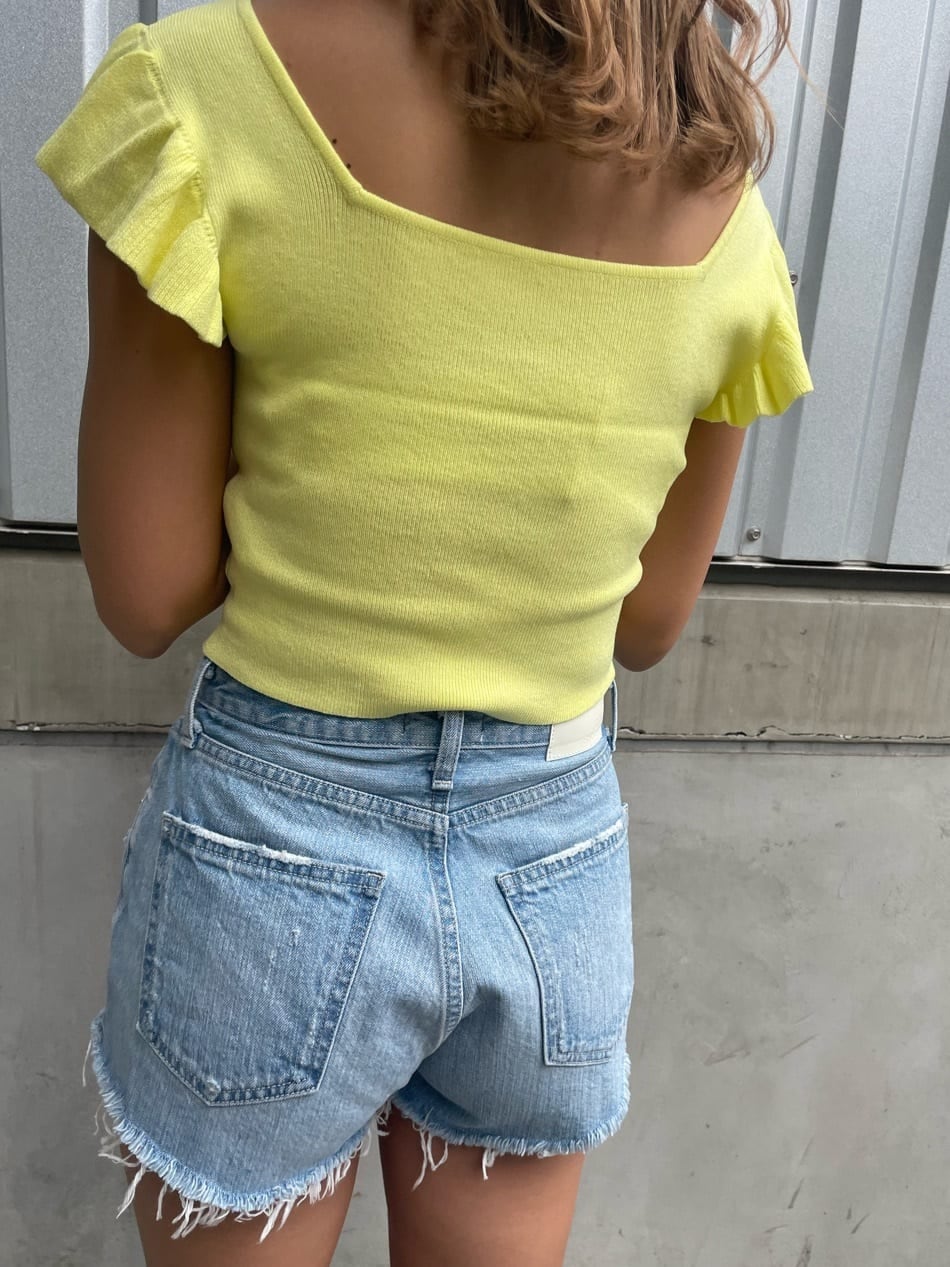 ホワイト系のシャツ/ブラウス、その他のサンダル、イエロー系のニット/セーターを着用したレディースの春コーディネートの7枚目の写真