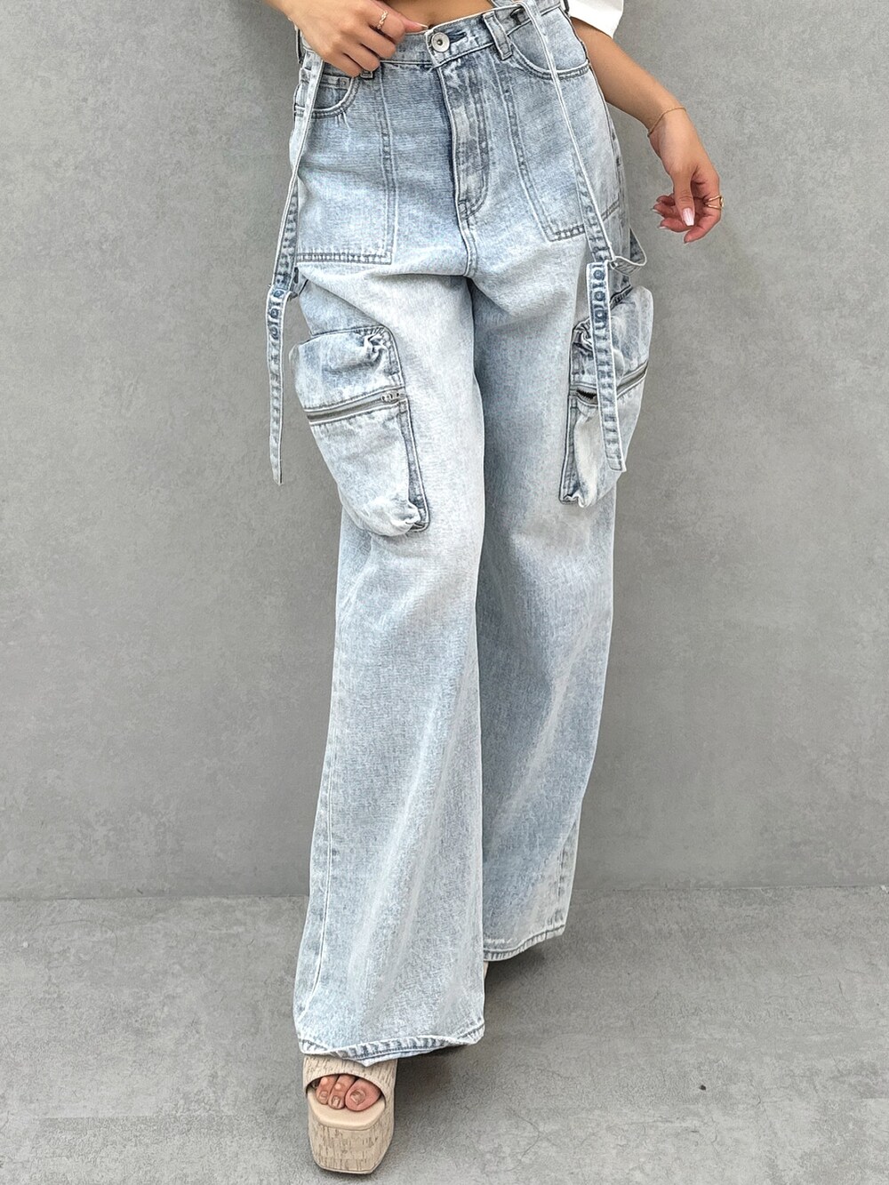 ホワイト系のTシャツ/カットソー、ブルー系のデニムパンツ、ホワイト系のサンダルを着用したレディースの夏コーディネートの6枚目の写真