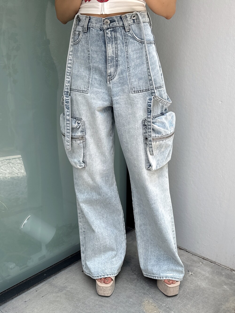 ホワイト系のキャミソール、ブルー系のデニムパンツ、ホワイト系のサンダルを着用したレディースの夏コーディネートの6枚目の写真